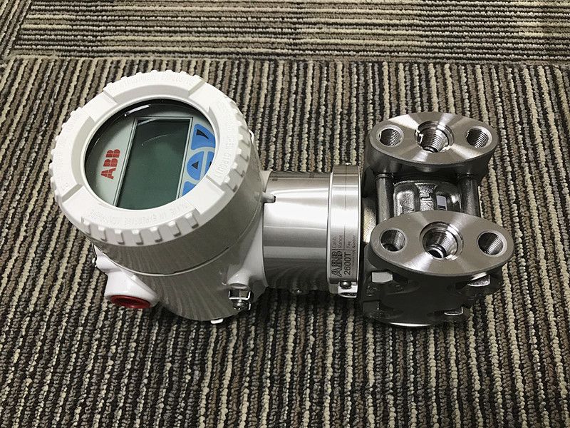 ABB 266DDHHSKE4B1L1+S26RAHG1SFHM2B1SNNN Differential pressure transmitter with flange.